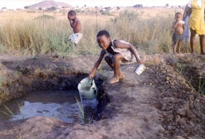 Tính trung bình, mỗi ngày một em nhỏ ở Châu Phi phải đi bộ 6km để lấy 20 lít nước.