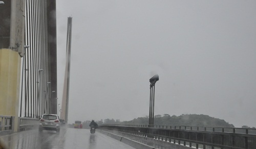 Gió to khiến việc di chuyển trên cầu Bãi Cháy gặp nhiều khó khăn.