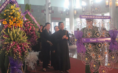 Đoàn TW Hội liên hiệp Phụ nữ Việt Nam tới lễ viếng...