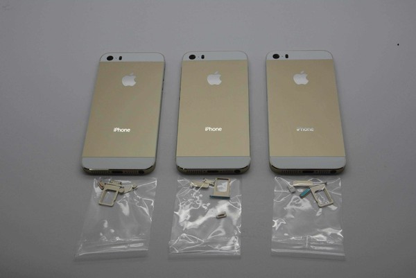Đã có rất nhiều hình ảnh rò rỉ về iPhone 6 bản màu bạc, trong khi những hình ảnh mới hơn lại cho thấy vỏ iPhone 6 màu đen. Ngoài ra, iPhone 6 cũng có khả năng sẽ bao gồm cả phiên bản màu vàng giống iPhone 5S. Một hình ảnh rò rỉ từ uSwitch được tuyên bố là chụp lại tấm vỏ phía sau của iPhone 6 bản màu vàng.
