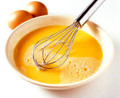 Cho trứng gà vào tô lớn, cho đường, sữa tươi và bơ vào đánh tan, đánh nhẹ và đánh theo một chiều.