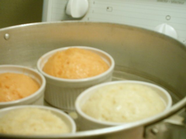 Đun sôi nồi nước hấp, nước sôi cho khuôn bánh vào hấp cách thuỷ khoảng 30 – 45 phút. (Lưu ý nồi hấp phải kín nắp, không được hở, có như vậy bột bánh mới nở hết công suất được!)