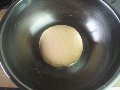Đậy kín bột rồi ủ ở nơi thoáng trong khoảng 1 - 2 tiếng cho đến khi bột nở gấp đôi.
