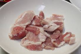 Thịt và tôm làm sạch, rửa sạch: thịt thái mỏng, tôm để nguyên vỏ ướp với 1 muỗng muối, 1 muỗng đường, 1 muỗng tiêu xay và 1 củ hành tím băm nhuyễn.