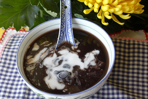 Món chè đỗ đen nước cốt dừa thơm ngon ăn mùa hè với đá rất mát, ăn nóng mùa đông cũng thích hợp. 