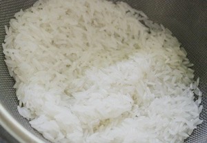 Gạo nếp đãi nhiều lần nước cho thật sạch, ngâm gạo nếp vào thố nước lạnh, ngâm khoảng 2 tiếng.