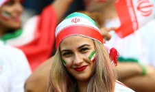 Cổ động viên nữ xinh đẹp của Iran