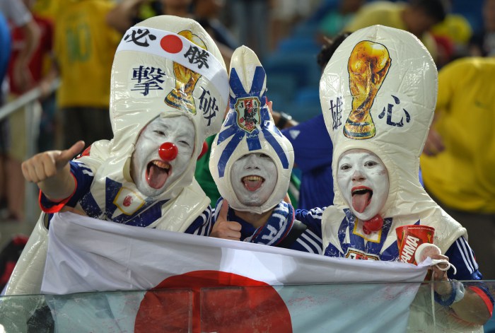 Những CĐV Nhật Bản đang hò reo cổ vũ