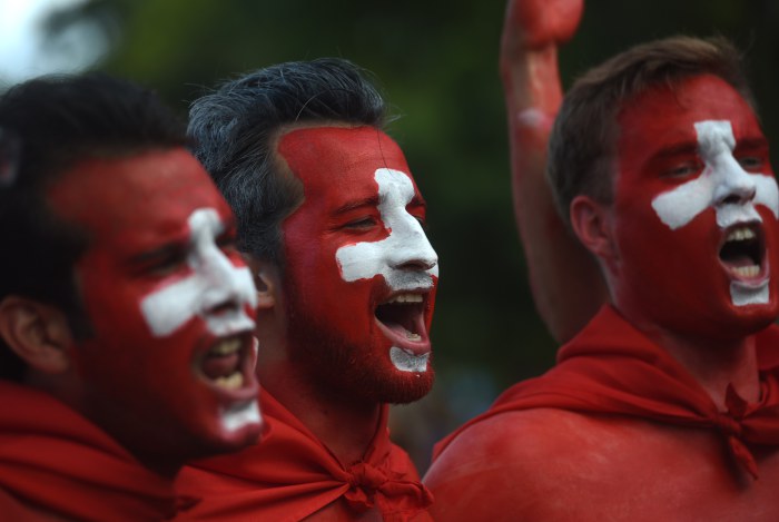 CĐV Thụy Sĩ với khuôn mặt vẽ quốc kì của đội mình