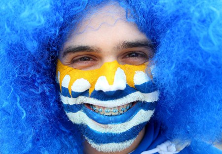 Cổ động viên Uruguay với khuôn mặt vẽ ấn tượng