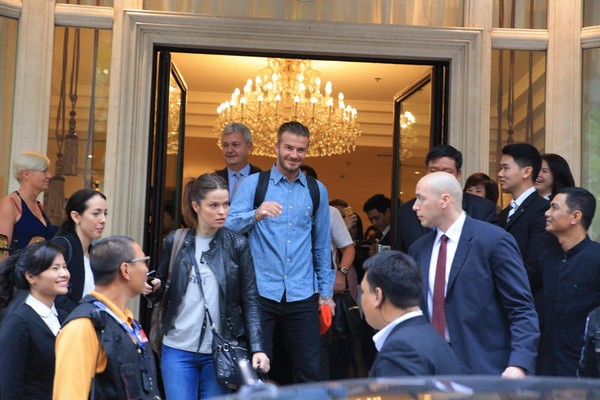 Beckham luôn nở nụ cười và vẫy tay thân thiện chào fan hâm mộ.
