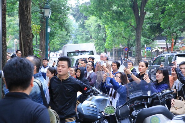 David Beckham trong vòng vây của báo chí và fan hâm mộ tại Hà Nội.
