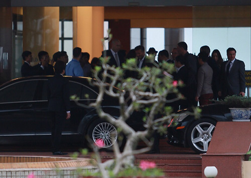 Khoảng 15h45, David Beckham cùng đội vệ sĩ đi cửa VIP để tránh truyền thông. Sau đó anh lên xe về khách sạn nghỉ ngơi.