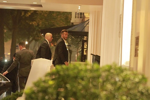 Ngay sau khi đáp chuyến bay, David Beckham đã di chuyển về khách sạn Metropole, Hà Nội.