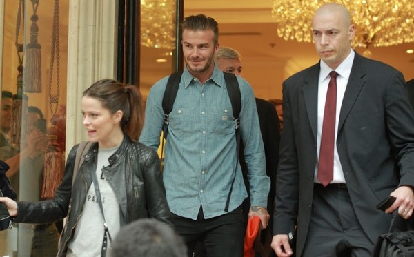 11h30 sáng nay (11/11), Beckham bắt đầu rời khách sạn Metropole ra sân bay. Điểm đến tiếp theo của siêu sao người Anh là thành phố Hồ Chí Minh. 