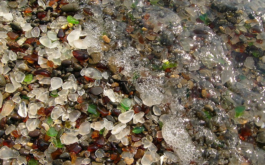 Bãi biển Glass ở California nổi tiếng với những viên đá nhỏ đủ màu