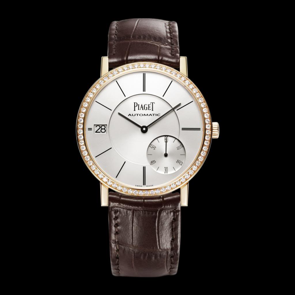 Piaget Altiplano Date là một chiếc đồng hồ sang trọng siêu mỏng dành cho nhứng quý cô muốn tạo nên điểm khác biệt và cá tính. Nếu nhìn thoáng qua thì bạn sẽ không thể phân biệt được cô ấy đang đeo chiếc đồng hồ thuộc hãng nào. Mãu đồng hồ này là một trong những thế hệ đồng hồ tự động mỏng nhất so với những mẫu khác. 
