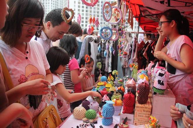 Những đồ chơi handmade được làm từ giấy màu hoặc nylon, nhựa, có giá 20.000 đến 60.000 đồng khá hút khách.