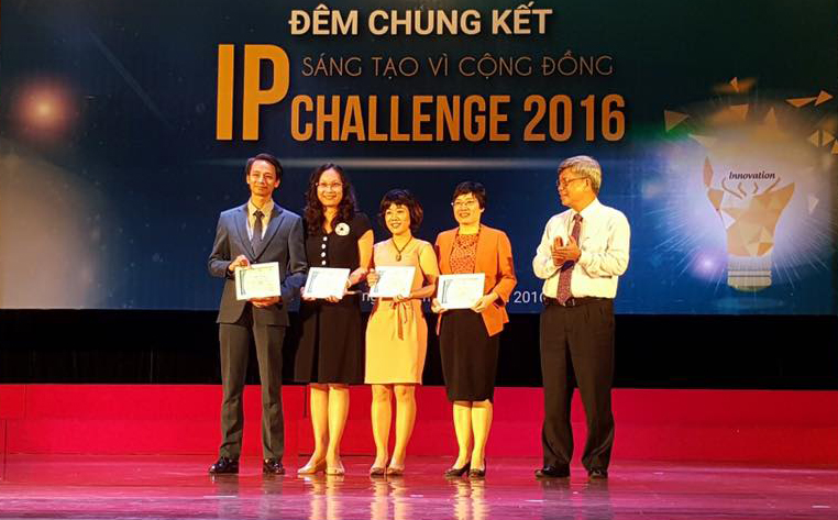 Ban tổ chức trao chứng nhận cho doanh nghiệp đồng hành cùng IPChallenge 2016