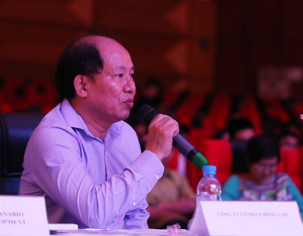 Ông Nguyễn Hồng Lam, tổng giám đốc công ty cổ phần Hồng Lam đặt câu hỏi cho đội Sia
