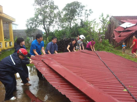 Các lực lượng chức năng huyện Đầm Hà hỗ trợ nhân dân khắc phục hậu quả sau bão.