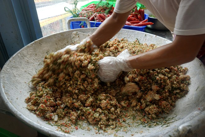 Nhào nhân bánh trung thu thập cẩm. Bà Nguyễn Bình Chung, chủ một xưởng bánh lớn trong làng cho biết, năm nay khách hàng có xu hướng quay lại với bánh trung thu nhân thập cẩm truyền thống, số lượng đặt hàng loại bánh này tăng vọt so với năm ngoái.