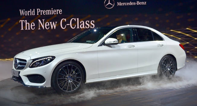 Mercedes-Benz C-Class: Chưa cần bàn tới hàng loạt công nghệ đỉnh cao được ứng dụng trong những chiếc Mercedes C-Class 2015, mức giá từ 38.400 USD mới được công bố cách đây 2 ngày cũng đủ khiến người tiêu dùng tò mò về tân binh phân khúc xe sang này.