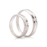 Cặp nhẫn cưới Simple plant là bản nhẫn khá nhỏ và mang phong cách cổ điển, viên đá chính giữa mặt nhẫn là điểm nhẫn nổi bật cho cặp nhẫn này.