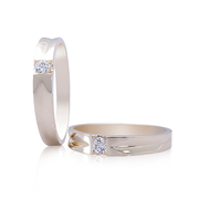 Cặp nhẫn cưới One and forever: Được thiết kế theo phong cách cổ điển, cặp nhẫn là sự lựa chọn cho những ai yêu thích vẻ đẹp tinh tế và đơn giản. Cặp nhẫn này có cả phiên bản màu trắng.