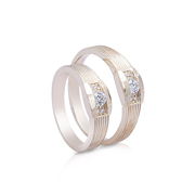Cặp nhẫn cưới Pristine – một bản nhẫn đẹp hoàn hảo về thiết kế. Ổ đá hình chữ nhật được gắn bởi những viên đá nhỏ sáng. Nhẫn nam và nữ được thiết kế giống nhau phản ánh sự hoàn hảo giữa hai con người. Cặp nhẫn này có cả phiên bản màu trắng.