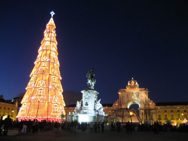 Cây thông Giáng sinh lớn nhất châu Âu ở Bồ Đào Nha: Được dựng lên từ năm 2004, đến nay cây thông ở Quảng trường Comercio, Lisbon, Bồ Đào Nha vẫn là cây thông cao nhất châu Âu. Chiều cao của cây khác nhau mỗi năm và mức cao nhất tính đến thời điểm hiện tại là 76m vào năm 2007. Với chiều cao ấn tượng và hàng ngàn chiếc đèn chiếu sáng, vẻ rực rỡ lan tỏa của cây thông luôn khiến du khách phải trầm trồ khi có dịp chiêm ngưỡng
