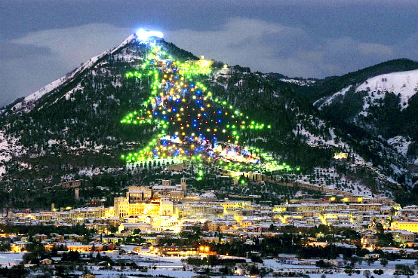 Cây thông noel trên đồi lớn nhất thế giới ở Mount Ingino, Ý: The Mount Ingino Christmas Tree là một mô hình chiếu sáng trong hình dạng của cây thông Giáng sinh được đặt mỗi năm trên sườn đồi Monte Ingino, thành phố Gubbio, Ý. Năm 1991, Sách kỷ lục Guinness đã đưa cây thông này vào danh sách “Cây Giáng sinh lớn nhất thế giới”. Mô hình cây thông cao 650m, rộng 350m nổi bật trên sườn núi và có tầm nhìn xa từ 30 – 50km với hơn 3.000 đèn nhiều màu và 8,5 km đường dây điện. Với cây thông độc đáo này, thành phố xinh đẹp Gubbio của Ý đã trở thành một trong những địa điểm phải đến vào mùa Giáng sinh
