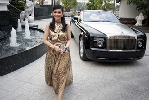Bà Thủy Tiên cùng chiếc Rolls-Royce tại biệt thự của mình. 