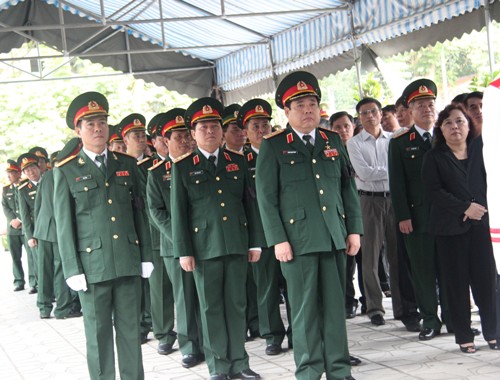 Ngay từ sáng sớm 4/9, rất đông các cán bộ, chiến sĩ trong lực lượng vũ trang nhân dân đã có mặt để tiễn đưa Trung tướng Nguyễn Xuân Tư. Lực lượng công an, đồng đội với Trung tướng Nguyễn Xuân Tư chuẩn bị vào viếng.