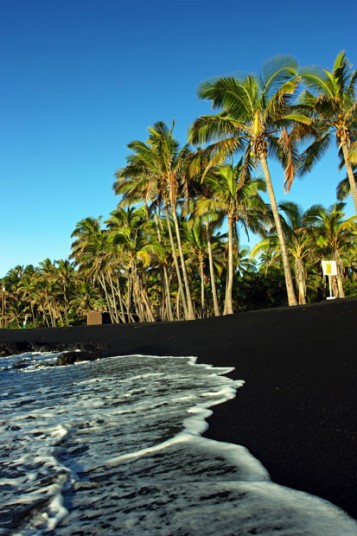 Bãi biển Punalu ở Hawaii nổi tiếng với bãi cát đen do nham thạch 