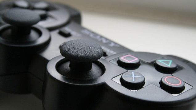 Sony DualShock 3 Controller là tay cầm được thiết kế để dành riêng cho dòng máy chơi game PS3. Mẫu tay cầm chơi game này với thiết kế đẹp mắt, hiện đại và các nút bấm đầy đủ, rất độc đáo, đáp ứng hiệu quả tất cả các dòng game hiện thời.