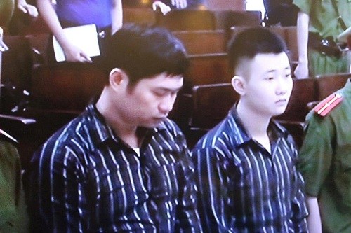 Hai bị cáo Nguyễn Mạnh Tường và Đào Quang Khánh trước vành móng ngựa hôm 14/4.