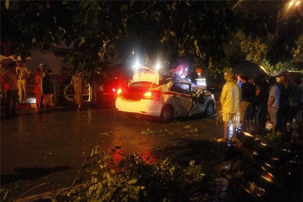 Vòi rồng gây đổ cây, đè chết lái xe taxi tại Hà Nội