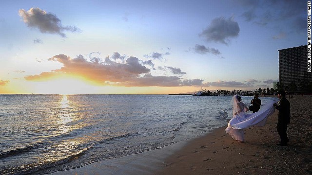 Bãi biển Waikiki Beach ở Honolulu là địa điểm lý tưởng cho tuần trăng mật