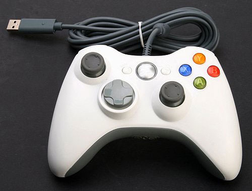 Riêng tay cầm Xbox 360 có dây với thiết kế dây mỏng, linh hoạt, sự đẳng cấp tới từ hình thức với màu đen lôi cuốn, sự tô điểm của phím bấm với màu xanh – đỏ - vàng được phối màu hợp lý. Cách bố trí các phím bấm, cần Analog, các cò L – R hợp lý tạo cảm giác thoải mái cho game thủ khi sử dụng tay cầm trong thời gian dài. Hai cò L2 – R2 được cấu tạo như cò súng với độ nhạy cao giúp game thủ có những thao tác nhanh tới không ngờ, đặc biệt là trong các game bắn súng, đối kháng, nhập vai. Ngoài ra, 2 cần Analog thiết kế mặt lõm xuống chống hiện tượng bị trơn trượt khi game thủ bị ra mồ hôi tay hoặc sử dụng trong thời gian dài.