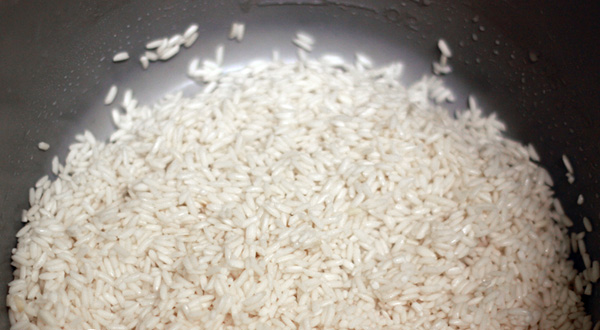 Gạo nếp chọn gạo nếp cái hoa vàng, vo sạch rồi để ráo. Trộn 1/2 thìa muối vào gạo, xóc muối cho đều với gạo.