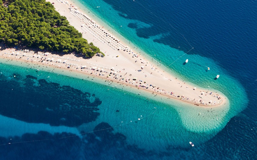 Bãi biển Zlatni Rat Beach ở Croatia có hình dáng vô cùng đặc biệt