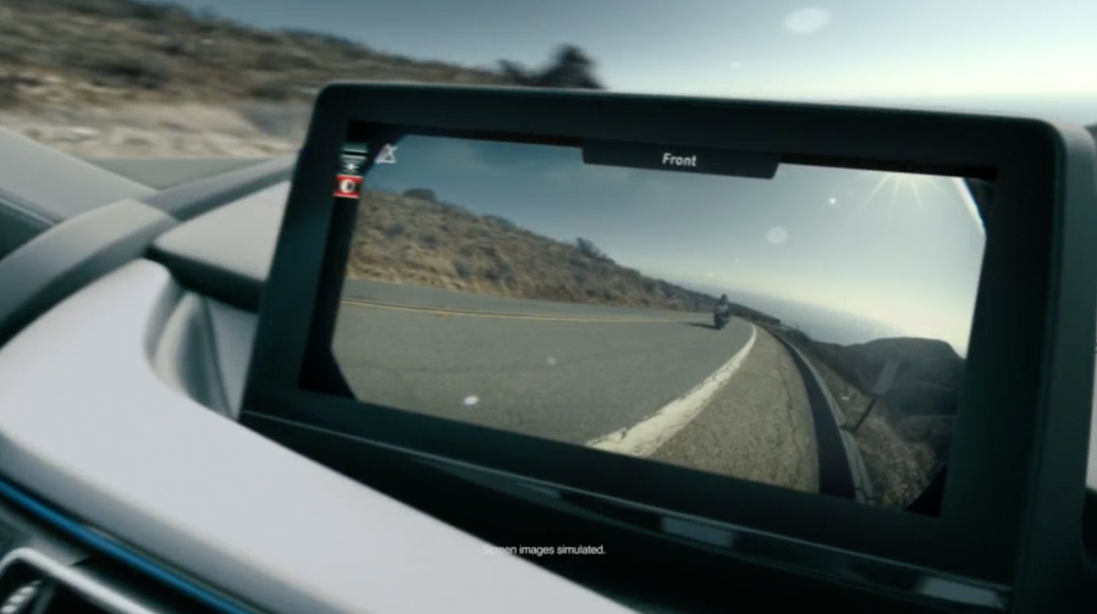Hệ thống camera quan sát vòm thể hiện một cái nhìn toàn cảnh 360 độ môi trường xung quanh của chiếc xe lên màn hình của i8. Ngắm toàn cảnh đặc biệt hữu ích khi vận động các siêu xe xung quanh trong không gian chật hẹp. 