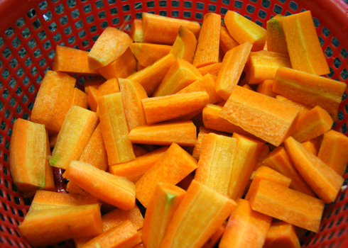 Cà rốt, củ cải trắng gọt vỏ, rửa sạch, cắt dày khoảng 1,5cm.