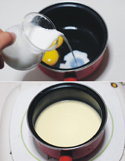 Cho lòng đỏ trứng, sữa, và đường vào một nồi nhỏ