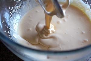 Lòng đỏ trứng đánh cho tan đều rồi thêm đường vào đánh cùng. Đánh hỗn hợp trong 5-7 phút, hỗn hợp sẽ đặc lại, sánh mịn. Cho thêm vani cùng muối bột vào và trộn đều lên.