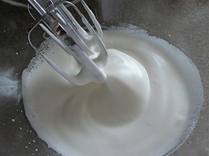 Lòng trắng trứng thêm vào khoảng 50g đường rồi dùng máy đánh bông lên, đặc lại. Mọi người có thể thêm vào lòng trắng vài giọt nước chanh để giữ cho lòng trắng không bị xẹp nhanh.