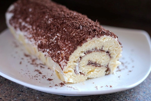 Tiếp tục phết chỗ kem còn lại lên mặt ngoài của bánh, có thể rắc thêm bột socola lên bên ngoài cho hấp dẫn.