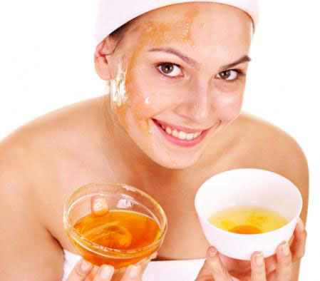 Sử dụng dầu ô liu trộn với mật ong và nước cốt chanh phù hợp với làn da khô