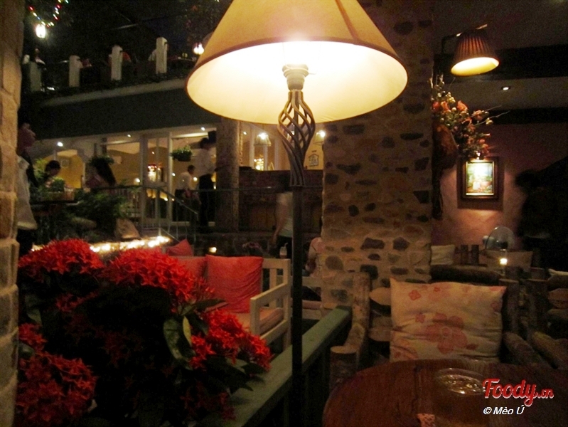 Sorento  Cafe được xem như là ngôi biệt thự hoa Đà Lạt giữa lòng thành phố, bước chân vào đây, các đôi tình nhân sẽ cảm nhận được không gian lung linh đầy thơ mộng